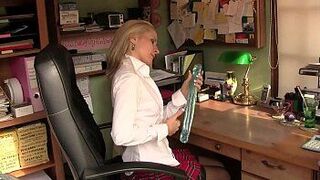 Huge vibe female masturbation, large insertion & sexy orgasm. Gro?e Insertionen porn video